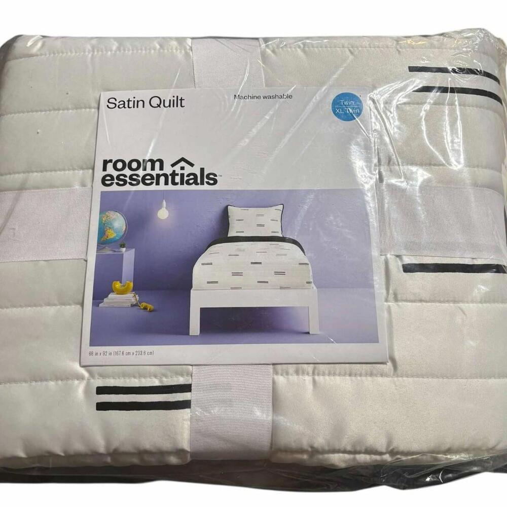 Twin/Twin Extra Long Satin Quilt White/Black - Room Essentials: Midweight
